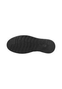 Suela de zapato de goma negra con un patrón texturizado y acanalado para tracción, con una sutil marca y un diseño general plano.