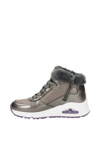 Zapatillas altas de color gris metálico con cuello de piel sintética, parte delantera con cordones, cremallera lateral y suela blanca con amortiguación de aire visible en púrpura.