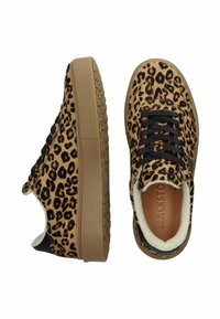 Zapatillas con estampado de leopardo, con un upper de beige texturizado, cordones negros y una suela de goma marrón; cuentan con un forro interior suave.