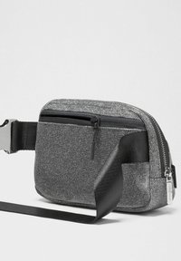 Bolso bandolera de cuero negro y plateado con compartimento con cremallera, correa ajustable y detalles metálicos. Forma rectangular.