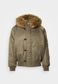 Chaqueta bomber color caqui con puños y dobladillo acanalados, cierre frontal de botones y cremallera, bolsillos laterales y borde de capucha de piel sintética marrón desmontable.