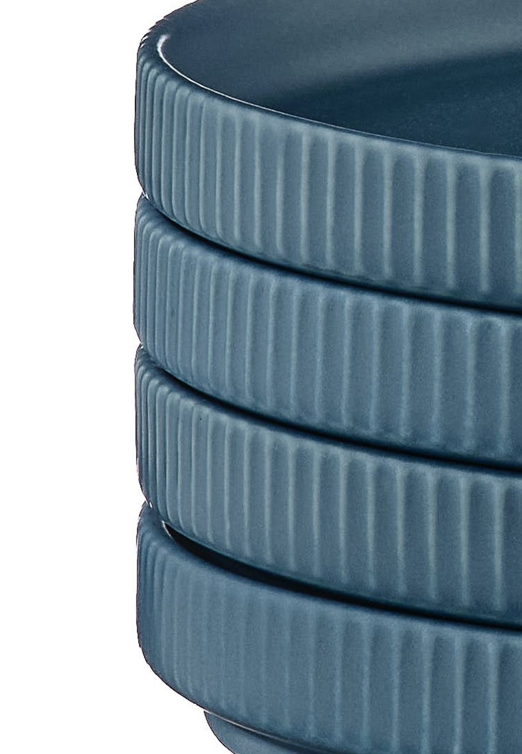 Stos czterech okrągłych, ceramicznych talerzy w stonowanym niebieskim odcieniu. Charakteryzują się żłobkowaną teksturą wzdłuż brzegów oraz gładką, błyszczącą powierzchnią.