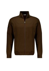 Veste marron zippée avec un col haut, poches latérales et une poche poitrine. Présente un accent rouge subtil le long de la fermeture éclair. Texture de tissu lisse.