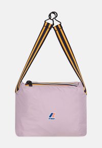 Borsa lilla con chiusura a zip, dotata di un accentuazione in hardware nero. Tracolla a righe in blu, rosso e giallo. Logo K-Way visibile.