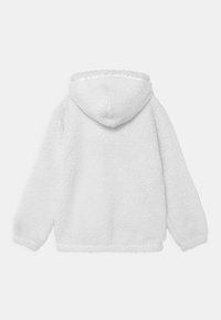 Felpa bianca in pile con una superficie texturizzata e soffice, dotata di cappuccio e polsini elasticizzati. Senza chiusure visibili o dettagli aggiuntivi.