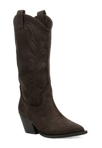 Botas de vaquero de ante marrón con punta afilada, diseño floral bordado, dos lengüetas y tacón en forma de bloque.