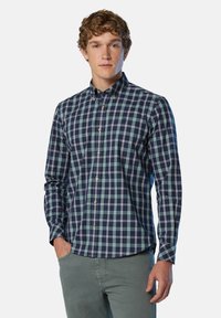 Camicia a quadri blu navy da uomo con linee bianche e verdi, colletto button-down, maniche lunghe e orlo curvo. Materiale in cotone.
