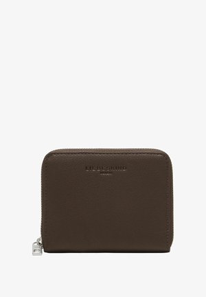 Braune Lederbrieftasche mit strukturierter Oberfläche, Reißverschlussverschluss und geprägt Markenlogo auf der Vorderseite. Kompakte rechteckige Form.