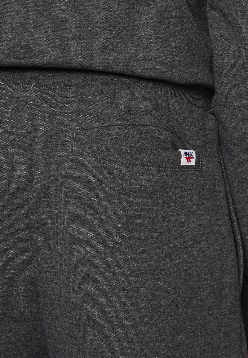 Herren Shirts | Hi-Tec PITCHERS Jogginghose charcoal/dunkelgrau - CD55340 Herren Shirts | Hi-Tec PITCHERS Jogginghose charcoal/dunkelgrau - CD55340