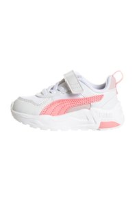 Sneakers bianche con accenti rosa, realizzati in mesh testurizzato e pelle morbida, dotati di una fibbia in Velcro e colletto imbottito per il comfort.