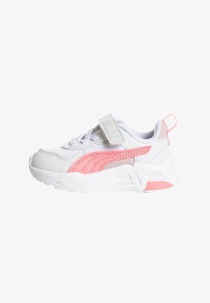Sneakers bianche con accenti rosa, realizzati in mesh testurizzato e pelle morbida, dotati di una fibbia in Velcro e colletto imbottito per il comfort.