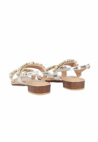 Sandali argentati con cinturini decorativi in oro, tacco in legno e una soletta in pelle naturale con una texture liscia.