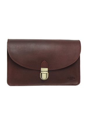 Brun læderclutch med rundet klap og sølvlås, glat tekstur og diskret præget logo i nederste højre hjørne.