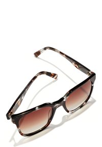 Ochelari de soare cu model țestoasă, cu o formă rectangulară și lentile degradé. Rame groase din acetat cu margini lustruite și temples robuste.
