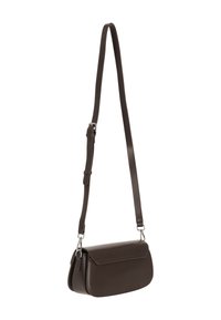 Geantă maro din piele, purtată în diagonală, cu design plat, curea reglabilă și închidere cu clapetă. Textură netedă și accente minimale din metal.