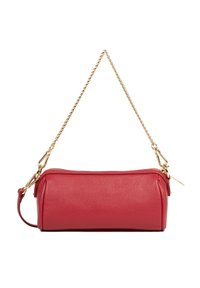Borsa in pelle rossa con superficie testurizzata, forma arrotondata, tracolla in catena dorata e chiusura con zip, caratterizzata da accenti hardware robusti.