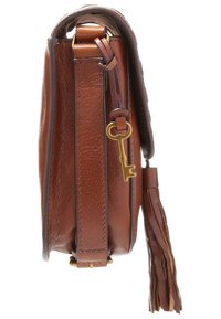 Brun læder crossbody taske med tekstureret overflade, guld nøgledetalje, lang frynse og justerbar skulderrem.