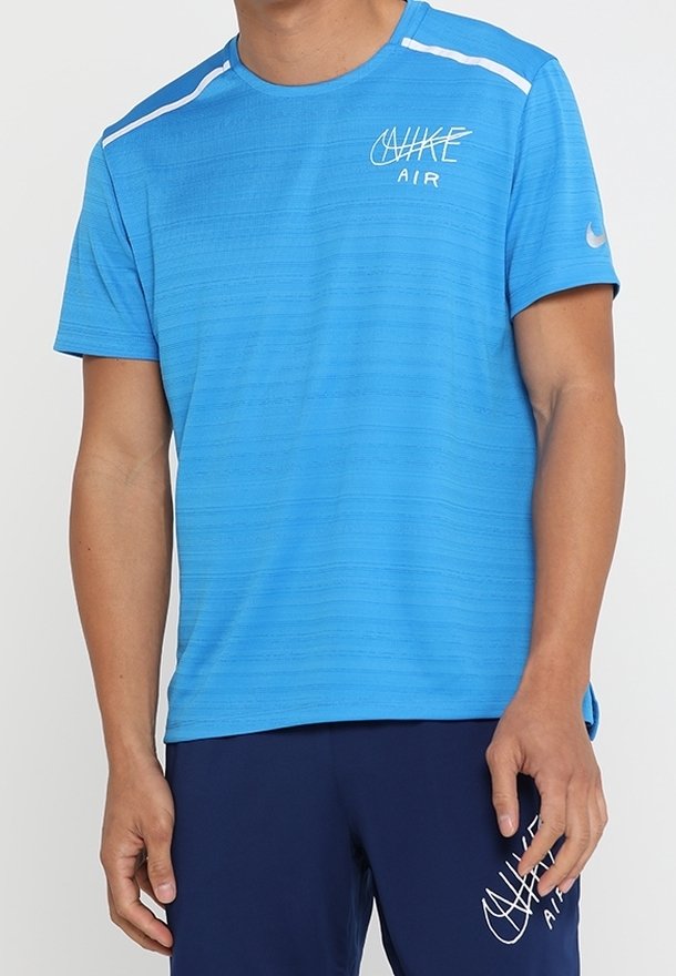 Blauw sportshirt met korte mouwen, horizontale strepen, ronde halslijn en witte accenten. Bevat het 'Nike Air'-logo op de borst.