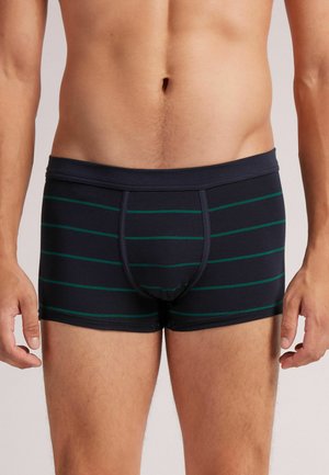 Herrenboxershorts aus navyfarbenem Stoff mit grünen Streifen. Sie verfügen über eine konturierte Vorderseite und einen elastischen Bund für zusätzlichen Komfort. Dehnbarem und leichtem Material.