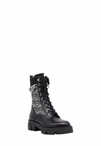 Stivale da combattimento nero con lacci, realizzato in pelle, con tessuto grigio testurizzato e motivo geometrico, suola in gomma e dettaglio in catena metallica.