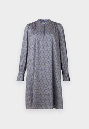 Langärmliges Kleid aus blauer Stoff mit einem sich wiederholenden gelben Muster stilisierter Muscheln. Verfügt über einen runden Ausschnitt und geraffte Ärmel.