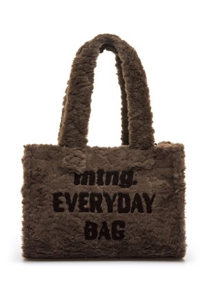 Braune flauschige Tragetasche mit dicken Griffen und schwarzem Text "ming. EVERYDAY BAG" auf der Vorderseite gestickt.