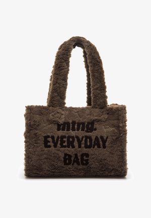 Braune flauschige Tragetasche mit dicken Griffen und schwarzem Text "ming. EVERYDAY BAG" auf der Vorderseite gestickt.
