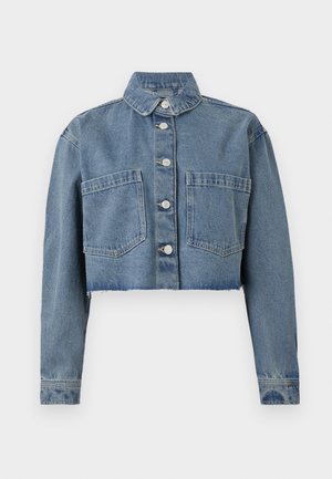 Krótkie dżinsowe kurtki w jasnoniebieskim kolorze, z ostrym kołnierzem, guzikami z przodu i dwoma kieszeniami na piersi. Postrzępiony dół i długie rękawy.