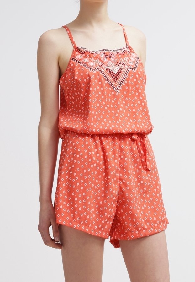 Kombinezon w koralowy wzór z cienkimi regulowanymi ramiączkami, ściągniętą talią z wiązanym detalem oraz dekoracyjnym haftem na górze.