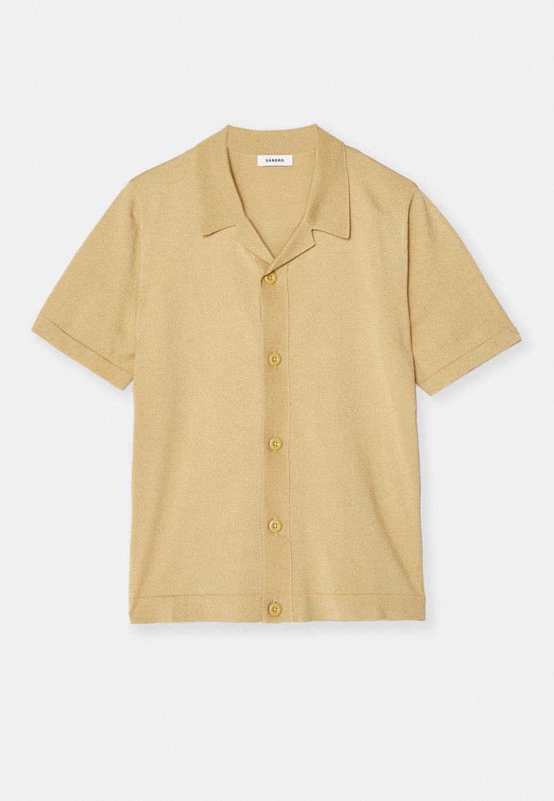 Beige kurzärmlige Strickjacke mit fünf Knöpfen und offenem Kragen, flach auf einem weißen Hintergrund ausgelegt.