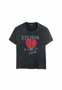Must lühikeste varrukatega t-särk ümmarguse kaelusega, millel on punane südamegraafika ja tekst "DESIGUAL la vida es chula" valges ja hallis värvis.