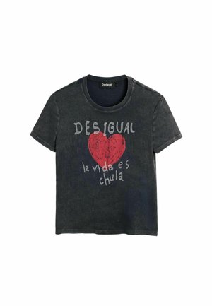 Must lühikeste varrukatega t-särk ümmarguse kaelusega, millel on punane südamegraafika ja tekst "DESIGUAL la vida es chula" valges ja hallis värvis.