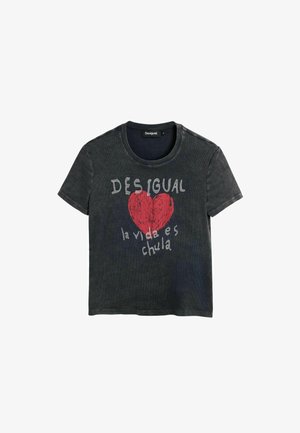 Must lühikeste varrukatega t-särk ümmarguse kaelusega, millel on punane südamegraafika ja tekst "DESIGUAL la vida es chula" valges ja hallis värvis.