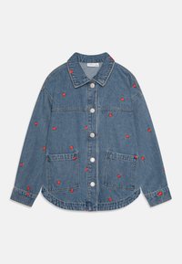 Denimjakke i lyseblå farge med lange ermer, krage og rød hjertebroderi. Den har to frontlommer og knappelukking.