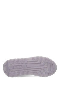 Sula av en sneakers i ljus lavendelfärg, texturerad med spår och spår för grepp. "MEXXX"-logotyp synlig.