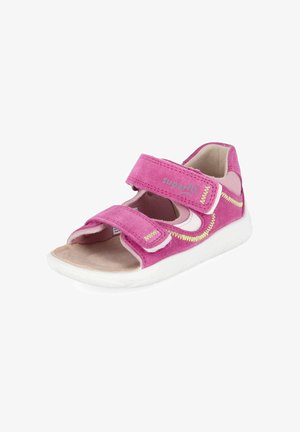 Roze kindersandaal met twee verstelbare klittenbandsluitingen en witte zool, met gele stiksels en open teen ontwerp.