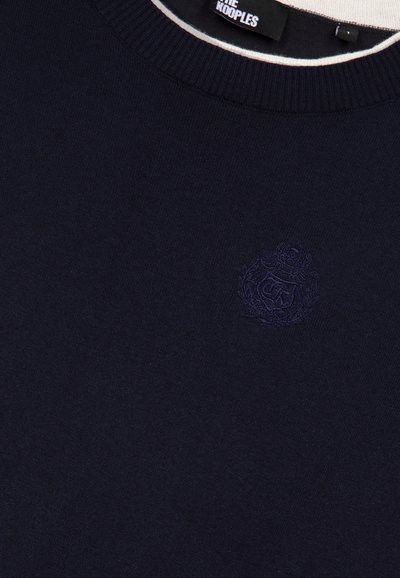 Maglione navy a collo tondo con colletto a costine, caratterizzato da un logo ricamato in una tonalità più scura di navy. Texture morbida e design casual.