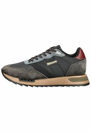 Lavtop sneaker i sort, grå og brun med ruskind detaljer, sorte snørebånd og beige sål med mærket "Blauer" og "Ryder".