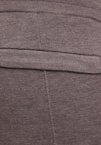 FALKE BASIC TROUSERS KNIT - Trainingsbroek - walnut mel