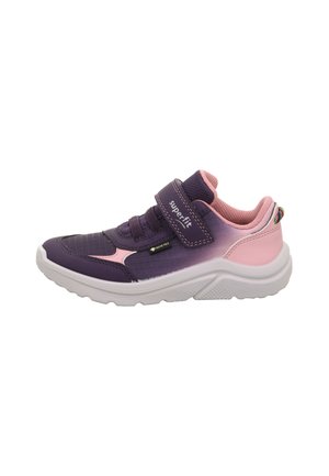 Lila und rosa Kindersneaker mit weißer Sohle, Klettverschluss mit dem Label "superfit", atmungsaktives Mesh und Gore-Tex-Wasserdicht-Tag.
