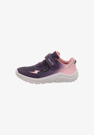 Sneaker per bambini viola e rosa con suola bianca, cinturino in Velcro etichettato "superfit", rete traspirante e etichetta Gore-Tex impermeabile.