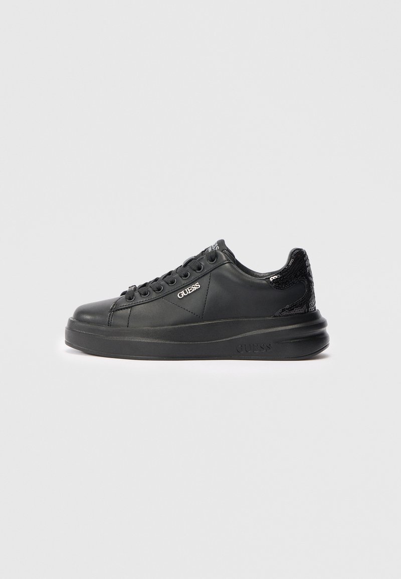Schwarze Leder-Sneaker mit niedriger Schnittform und schwarzem, mit Pailletten besetztem Fersenbereich, einfarbigem Sohlenbereich, Schnürsenkeln und silbernem "GUESS"-Logo an der Seite und Zunge.