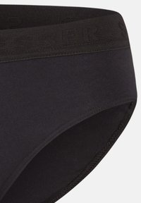 Schwarze Baumwollunterwäsche mit einem strukturierten elastischen Bund. Das Design zeichnet sich durch eine glatte Oberfläche und minimale Nähte aus.