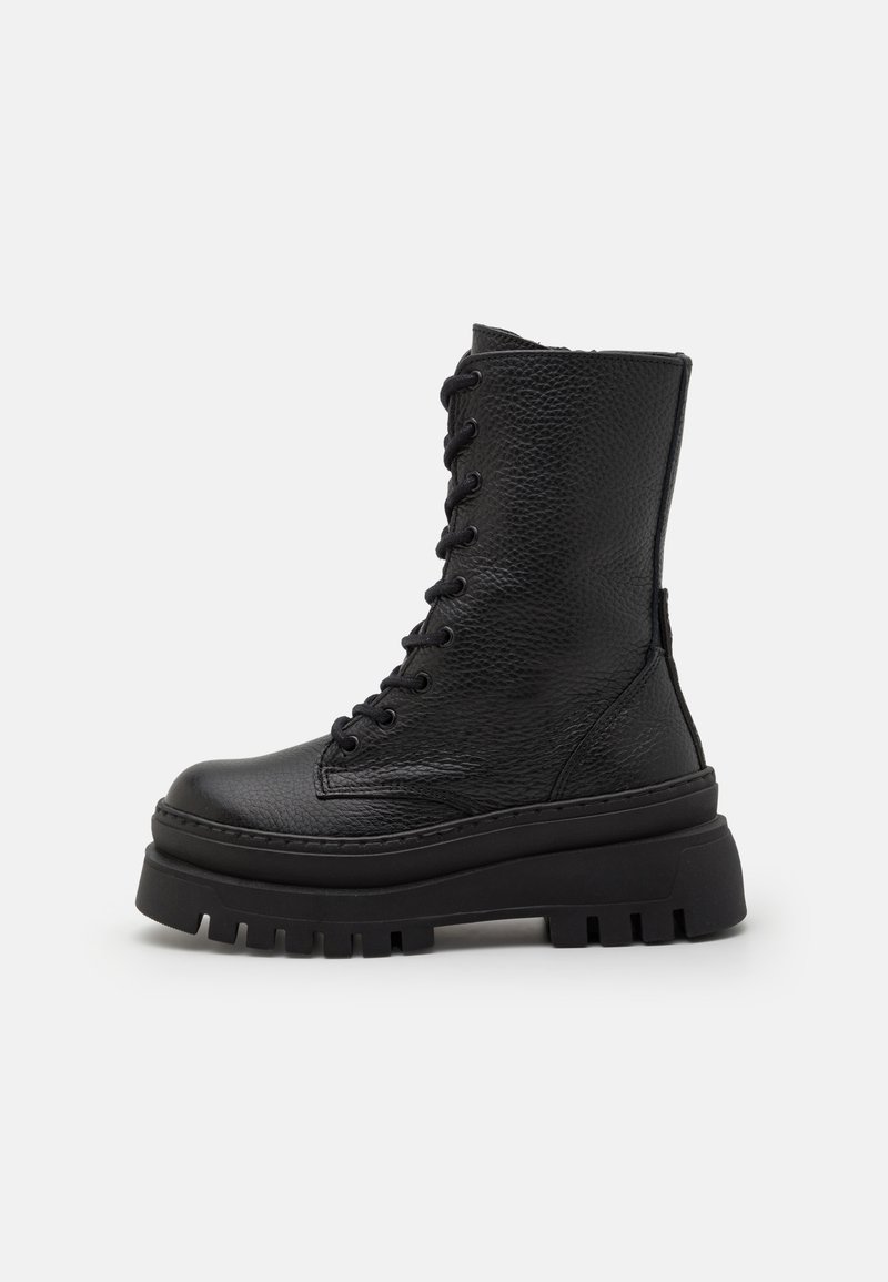 Stivaletto in pelle nera con chiusura a lacci, finitura testurizzata e suola in gomma spessa. Presenta cuciture rinforzate e una silhouette alta.