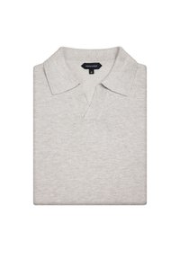 Jasnoszara koszulka polo z dekoltem w serek i krótkimi rękawami. Skomplikowana faktura dzianiny, z wywiniętym kołnierzykiem i metką umieszczoną na szyi.