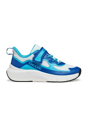 Sneaker sportiva con tomaia in mesh bianco, sovrapposizioni blu e turchese, strap con velcro, lacci e suola bianca spessa.