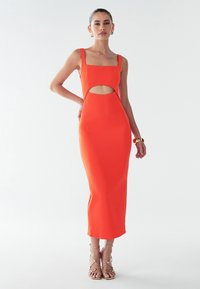 Punane midi Kleid, millel on ruudukujuline kaelus ja lõikega detail. Valmistatud tekstuurilisest kangast, millel on paksud rihmad ja keha lähedane siluett.