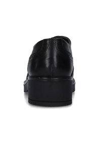 Scarpa in pelle nera con punta tonda e tacco basso a blocco. Caratterizzata da dettagli di cucitura lungo il retro e una superficie liscia e lucida.