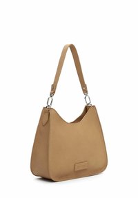 Kahvan nahkainen käsilaukku, jossa on kaareva siluetti, teksturoitu pinta, säädettävä olkahihna ja suorakulmainen bränditunnus edessä.