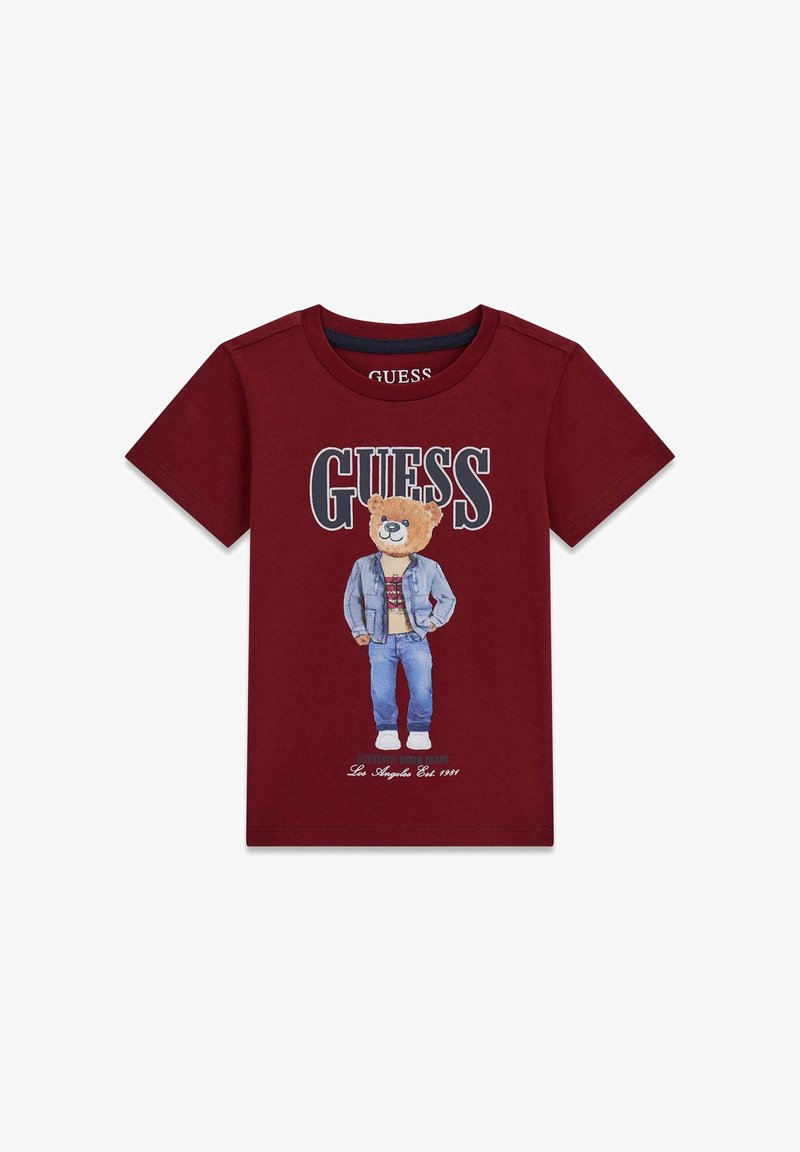 Bordeauxrode katoenen T-shirt met een afbeelding van een beer die een spijkerjasje en spijkerbroek draagt. De tekst luidt "GUESS" en "Authentic Denim Brand."